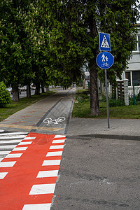 通过道路在地面上带有自行车符号的自行车道 现代城市的自行车道沥青街道骑术运动小路天空交通公园轮子活动图片