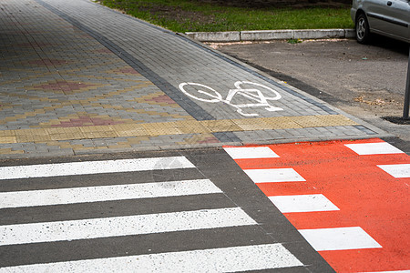 通过道路在地面上带有自行车符号的自行车道 现代城市的自行车道路面天空街道沥青途径小路安全轮子车道骑术图片