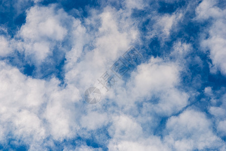 深蓝天空 有随机的空气白云图片