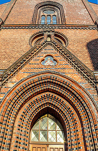 古老的风化和老化的宗教教堂建筑墙壁和风房子堡垒蓝色入口城市教会历史性石头窗户旅行图片