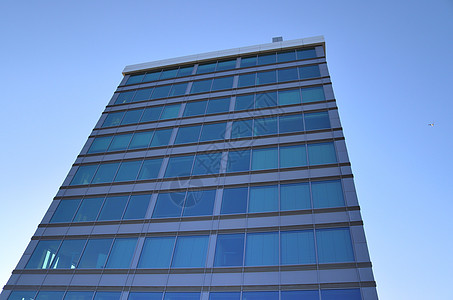 带玻璃和反射阳光的现代办公楼立面办公室技术建筑物中心蓝色城市摩天大楼建筑金融天空图片
