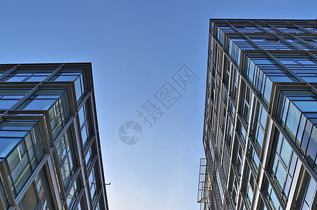 带玻璃和反射阳光的现代办公楼立面办公室蓝色建筑物中心摩天大楼天空窗户市中心建筑学技术背景图片