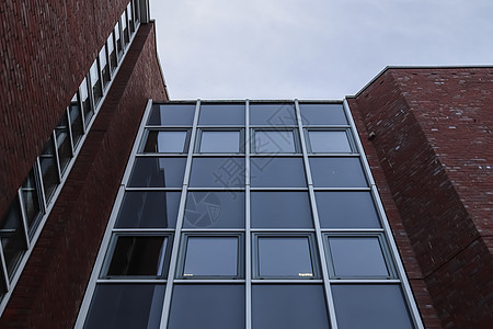 带玻璃和反射阳光的现代办公楼立面商业天空技术办公室摩天大楼窗户蓝色市中心建筑学城市图片