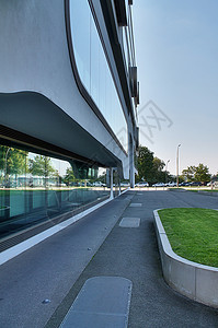 带玻璃和反射阳光的现代办公楼立面公司金融蓝色建筑城市建筑物建筑学办公室窗户技术图片