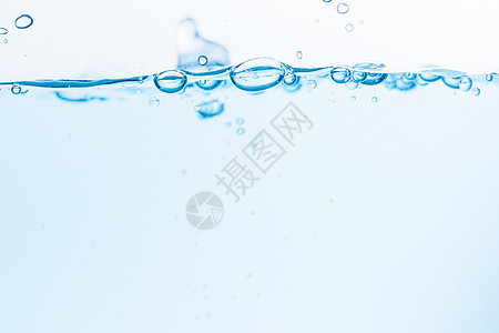 蓝色水浪表面在白色背景上喷洒气泡液体海浪波纹流动宏观水滴图片