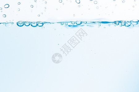 蓝色水浪表面在白色背景上喷洒流动液体气泡波纹宏观水滴海浪图片