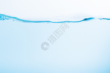 蓝色水浪表面在白色背景上喷洒水滴波纹气泡海浪流动液体宏观图片