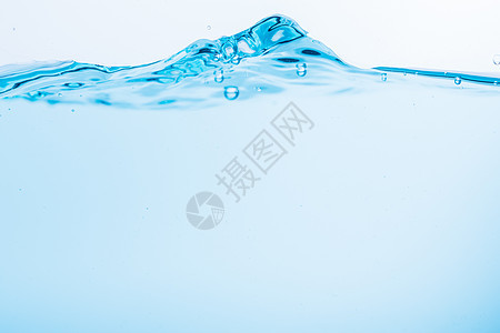 蓝色水浪表面在白色背景上喷洒液体宏观波纹水滴气泡海浪流动图片