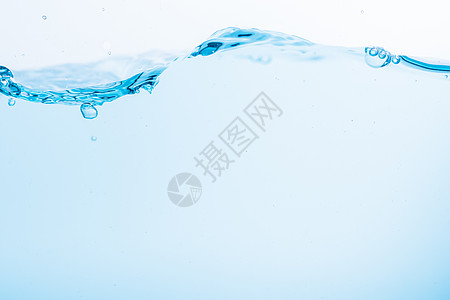 蓝色水浪表面在白色背景上喷洒流动波纹海浪水滴液体宏观气泡图片
