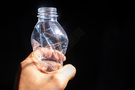 手握有清晰的彩色塑料瓶手臂液体皮肤贞洁白色手指饮料反射瓶子食指图片