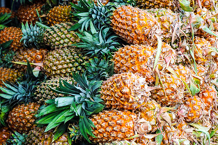 水果市场上的菠萝集团销售异国松树小吃饮食植物营养团体菠萝食物情调图片