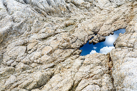 绿洲是沙漠中一片平淡的绿绿地岩石砂岩天空地下水湖泊爬坡蓝色山脉环境旅行图片