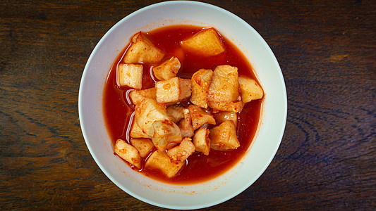 朝鲜人拉迪什金奇 用白碗在木质餐桌上作为食物食堂传统美食蔬菜辣椒盘子饮食胡椒小菜营养萝卜图片