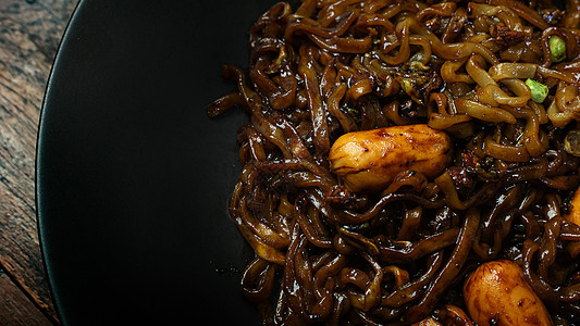以黑板为黑盘子的韩国即时面烹饪食物面条咖啡店厨房筷子餐厅用餐冷面午餐背景图片