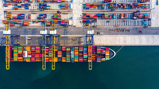 载有拖船的码头海港集装箱货轮空中最高视线商业送货贮存卡车物流船舶技术起重机货船运输图片