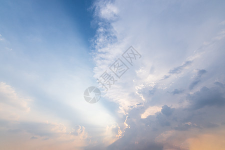 天空背景 云彩和太阳光太阳蓝色白色图片