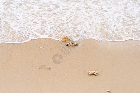 向沙滩挥起波浪天蓝色泡沫海滨热带阳光蓝色海岸线冲浪游泳波纹图片