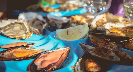 煮熟的牡蛎和贝贝 生在临近的桌边食物面包草药香菜生活贝类柠檬石头生蚝熟食图片