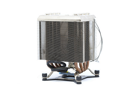 冷却的CPU风扇 配有热水槽和电缆 在白背上隔离螺旋桨散热器圆圈电气宏观冰箱金属涡轮温度力量图片