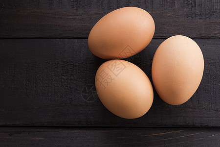 木板上3个新鲜的母鸡烹饪早餐脆弱性椭圆形食物奶制品团体宏观动物美食图片