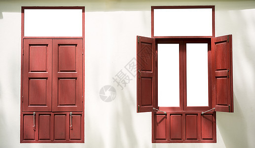 两个红木双眼窗口 一个打开一个 特写白色墙壁窗户木质双胞胎建筑镜子通风装修建筑学天空框架图片
