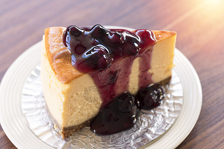 白盘上自制蓝莓纽约芝士蛋糕糕点食物生日美食桌子乡村奶油香菜甜点三角形图片