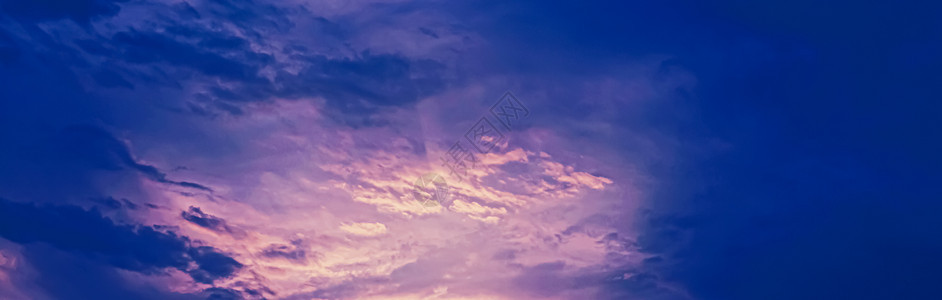 日出时有云彩的天空天堂天气多云空气日落蓝色太阳戏剧性阳光白色图片