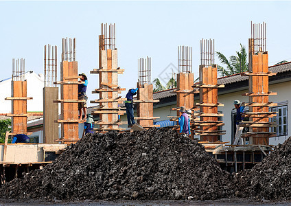 土丘 粘土湿黑和建筑工地 建筑工人 工人正在建造建筑 一群人是专业的团队合作建筑工人 劳工图片