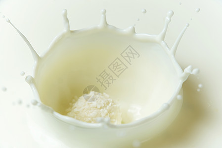 奶水和自制的白糖果加椰子 椰子饼干掉进牛奶中图片