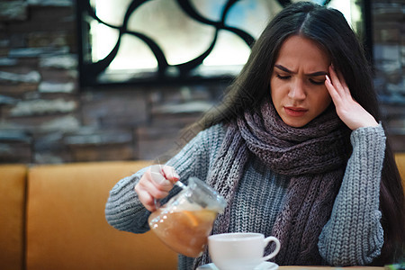 流感感冒或过敏症状 有常见感冒的患病年轻女性图片