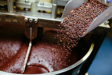 手工制造巧克力 加可可薄饼 在梅兰热石制磨厂高清图片