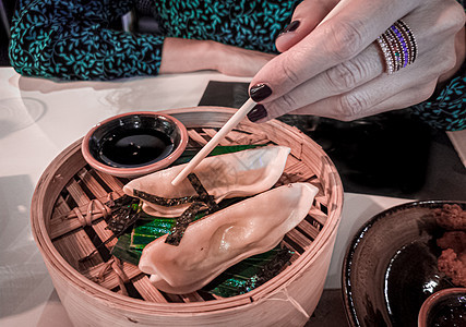 女性手握着日本青马铃薯和筷子水饺小吃食物营养芝麻午餐盘子油炸猪肉大豆图片