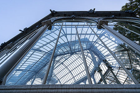 几何四边形玻璃圆顶底部视图 艺术装饰正方形图表旅游建筑网格金属天花板地标建造公园图片