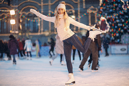 年轻微笑的女士 在冰上溜冰数字女孩闲暇乐趣运动冰鞋溜冰场女性白色滑冰图片