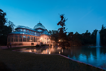 西班牙马德里退休公园水晶宫或的蓝小时视图装饰首都柱廊花园反射池塘宫殿历史遗产建筑图片