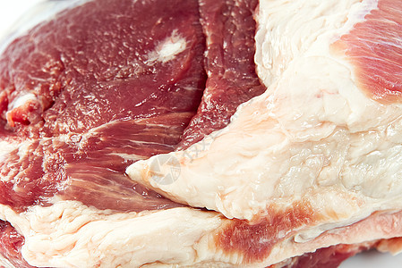新鲜生猪肉的质地 猪肉特写照片 从新鲜猪肉的背景奶牛食物杂货店烹饪屠夫饮食厨房肌肉宏观鱼片图片