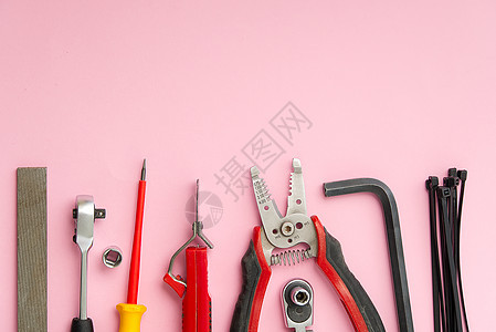 上门维修 服务 DIY 概念 用于木材 金属和其他建筑工作的工具 DIY 工具的顶视图 上门维修 在粉红色的背景上木头统治者建造图片