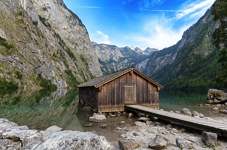 环太平洋海岸传统木制船屋的美丽景色森林旅游反思风景地标树木高山假期反射房子图片