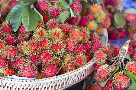 在水果市场上销售的新鲜红毛丹 热带水果羊肉图片