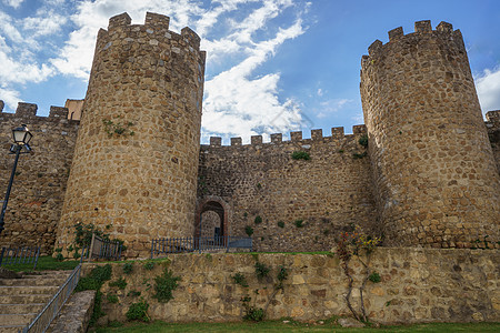 西班牙卡塞雷斯省Plasencia中世纪墙壁防御旅行天空文化石头历史石地板建筑学围墙历史性图片