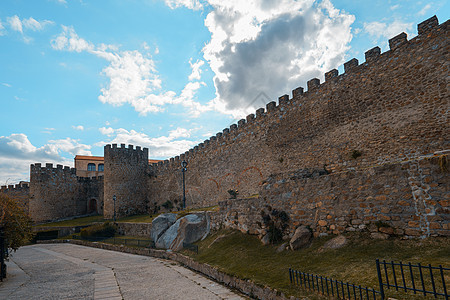 西班牙卡塞雷斯省Plasencia中世纪墙壁天空城堡石头街道全景石地板橙子古董围墙地标图片