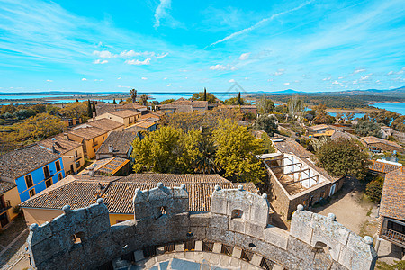 西班牙埃斯特雷马杜拉的格拉纳迪拉中世纪古老城堡堡垒石头古董遗产建筑学历史历史性建筑蓝色地标图片