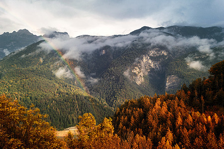 雨后山丘的秋色 意大利卡多尔风景高山假期山脉森林天空冒险顶峰岩石全景图片