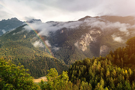 雨后山丘的秋色 意大利卡多尔旅行山脉森林风景岩石干部全景天空顶峰假期背景图片