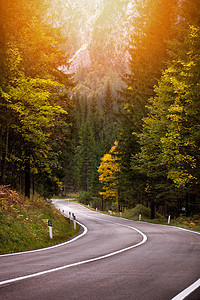 美丽的自闭膜颜色和一条山路 通往山脊的道路线条场景环境天空草地山脉运输树木旅游岩石图片