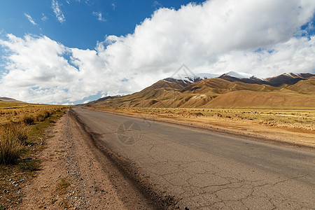 A367 路经吉尔吉斯斯坦纳伦地区的A367公路旅行运输沥青环境爬坡交通顶峰牧场风景冒险图片