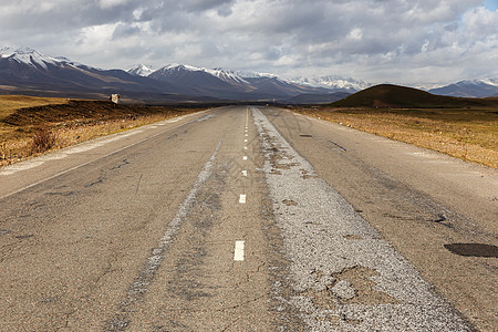 Bishkek Osh公路 素萨米尔河谷风景顶峰地区运输国家环境岩石牧场路线草原图片