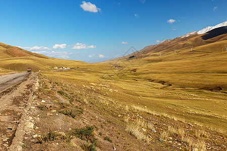 A367 路经吉尔吉斯斯坦纳伦地区的A367公路岩石爬坡维修山坡环境国家顶峰草原交通沥青图片