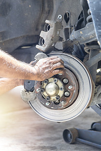 运输概念 手动机械修理制动刹车盘光盘车轮软垫服务车库维修技术代替车辆刹车图片