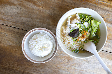 面条 猪头 鸡棒 蘑菇 蔬菜橙子面包饮食桌子烹饪午餐木头乡村盘子餐厅图片